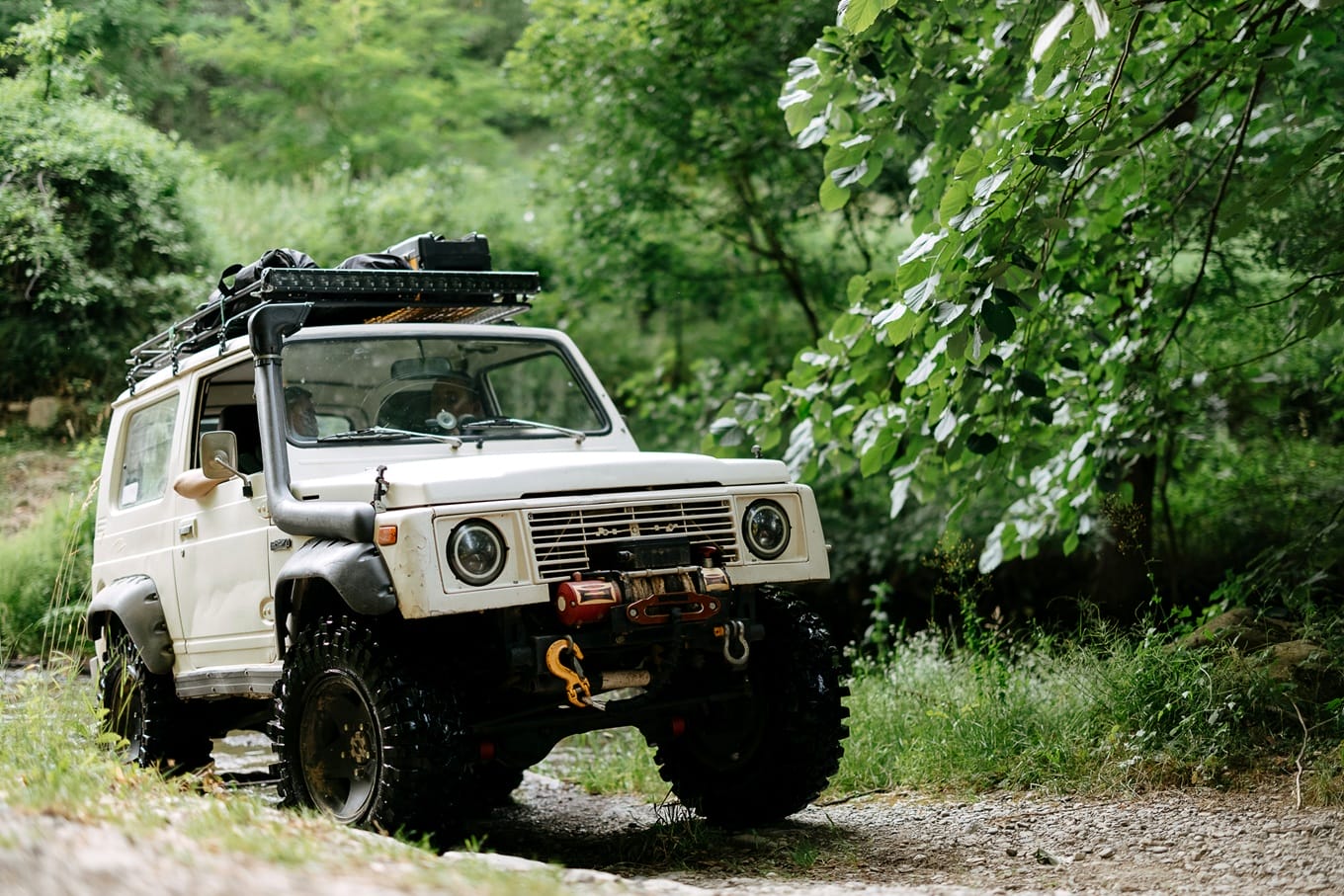 Jak drabinka boczna do Jimny pomaga przy częstym dostępie do dachu i jeździe w terenie